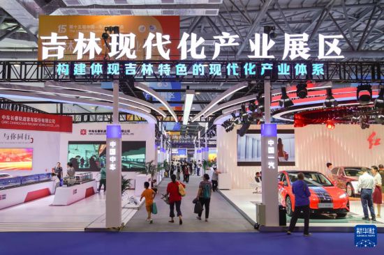 參觀者在第十五屆中國—東北亞博覽會吉林現(xiàn)代化產(chǎn)業(yè)展區(qū)參觀（8月28日攝）。新華社記者 許暢 攝