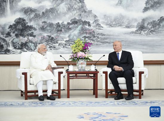 8月31日，中共中央政治局常委、中央書(shū)記處書(shū)記蔡奇在天津會(huì)見(jiàn)來(lái)華出席2025年上海合作組織峰會(huì)的印度總理莫迪。新華社記者 燕雁 攝