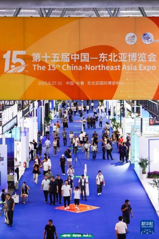 參觀者在第十五屆中國—東北亞博覽會現(xiàn)場參觀（8月27日攝）。新華社記者 許暢 攝