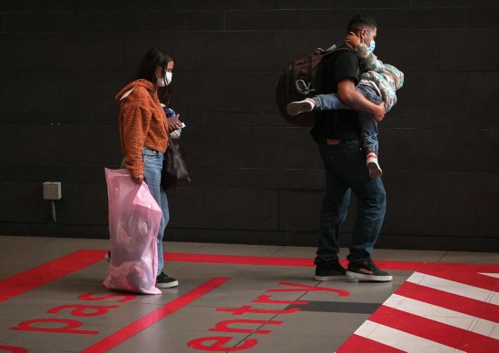 1月28日，被美國(guó)遣返的哥倫比亞籍非法移民抵達(dá)哥倫比亞首都波哥大的埃爾多拉多國(guó)際機(jī)場(chǎng)。新華社發(fā)（安德烈斯·莫雷諾攝）