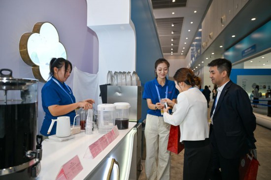 2025年上海合作組織峰會(huì)新聞中心中醫(yī)理療點(diǎn)為場(chǎng)內(nèi)人員提供中醫(yī)藥養(yǎng)生茶飲。新華社記者 孫凡越 攝