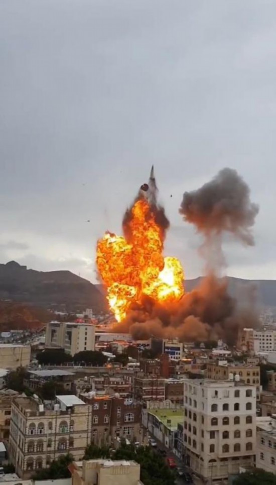 這張8月24日手機拍攝的視頻截圖顯示，也門首都薩那一處目標遭到以色列空襲后燃起大火冒起濃煙。新華社發(fā)