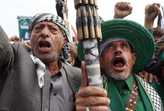 8月29日，也門民眾在首都薩那參加集會游行，抗議以色列空襲并聲援巴勒斯坦人民。新華社發(fā)（穆罕默德·穆罕默德攝）