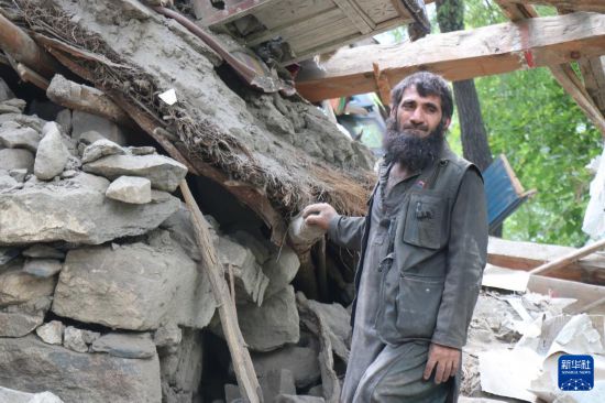  9月1日，在阿富汗東部庫納爾省努爾加爾，一名男子站在一處損毀的房屋旁。新華社發(fā)（卡扎菲攝）