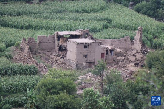 這是9月1日在阿富汗東部庫納爾省努爾加爾拍攝的在地震中損毀的房屋。新華社發(fā)（卡扎菲攝）