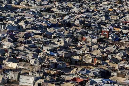 這是9月1日在加沙城拍攝的流離失所者的臨時(shí)居住地。新華社發(fā)（里澤克·阿卜杜勒賈瓦德攝）