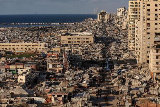 這是9月1日在加沙城拍攝的流離失所者的臨時(shí)居住地。新華社發(fā)（里澤克·阿卜杜勒賈瓦德攝）