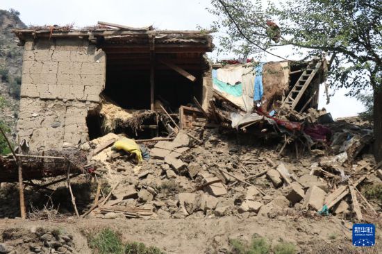 這是9月1日在阿富汗東部庫納爾省努爾加爾拍攝的在地震中損毀的房屋。新華社發(fā)（卡扎菲攝）