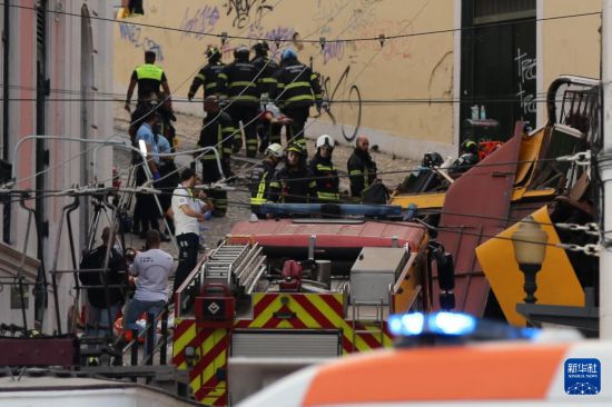 9月3日，救援人員在葡萄牙里斯本有軌升降纜車事故現(xiàn)場工作。新華社記者 荀偉 攝