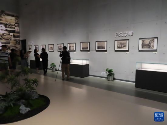 9月2日，在上海淞滬抗戰(zhàn)紀念館，媒體記者在照片展出現(xiàn)場拍攝。新華社記者 許曉青 攝