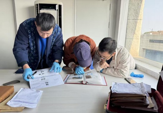 2025年2月24日，上海淞滬抗戰(zhàn)紀念館研究人員、上海師范大學專家團隊聯(lián)合對法國民間擬捐贈的老照片進行鑒定。（受訪專家團隊提供）