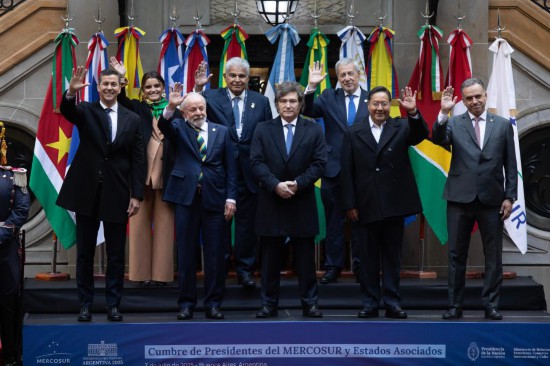 7月3日，在阿根廷首都布宜諾斯艾利斯，南方共同市場(chǎng)第66次首腦會(huì)議與會(huì)領(lǐng)導(dǎo)人在會(huì)議現(xiàn)場(chǎng)合影。新華社發(fā)（馬丁·薩巴拉攝）