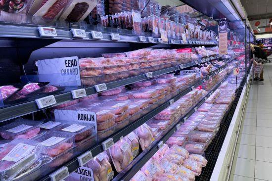 2022年4月1日，顧客在比利時(shí)布魯塞爾的一家超市購(gòu)物（手機(jī)照片）。新華社記者鄭煥松攝