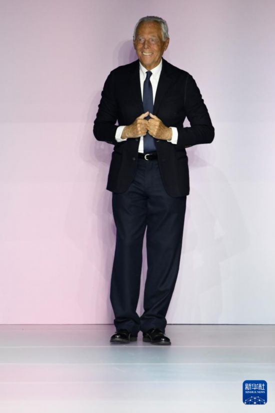 意大利著名時裝設(shè)計師喬治·阿瑪尼9月4日去世，享年91歲。新華社發(fā)（皮耶羅·比亞西翁攝）