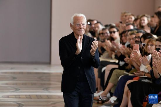 意大利著名時裝設(shè)計師喬治·阿瑪尼9月4日去世，享年91歲。新華社發(fā)（皮耶羅·比亞西翁攝）