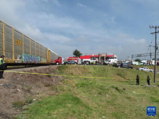 9月8日，救援人員在墨西哥中部墨西哥州的阿特拉科穆爾科火車與大客車相撞事故現(xiàn)場進行處置。新華社發(fā)（豪爾赫·阿爾瓦拉多攝）