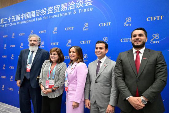 2025年9月8日，在第二十五屆投洽會開幕式結(jié)束后，外國嘉賓在現(xiàn)場合影留念。新華社記者 魏培全 攝