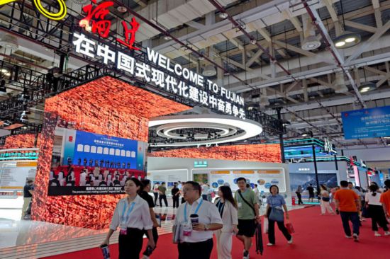 2025年9月8日，中外嘉賓在第二十五屆投洽會上參觀。新華社記者 魏培全 攝