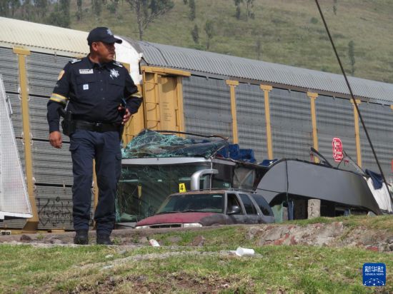 　9月8日，警務(wù)人員在墨西哥中部墨西哥州的阿特拉科穆爾科火車與大客車相撞事故現(xiàn)場進行處置。新華社發(fā)（豪爾赫·阿爾瓦拉多攝）