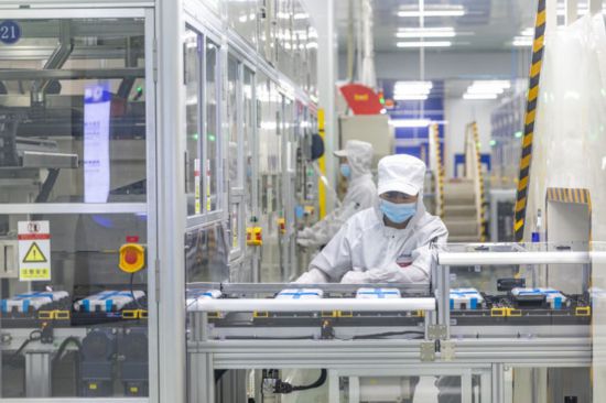 2024年9月27日，在位于重慶市銅梁區(qū)的海辰儲能重慶制造基地，工作人員在生產(chǎn)線上初步檢測兩個電芯是否配對。新華社記者 黃偉 攝