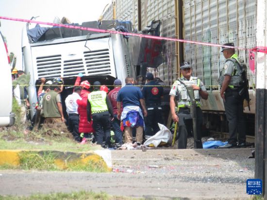 9月8日，救援人員在墨西哥中部墨西哥州的阿特拉科穆爾科火車與大客車相撞事故現(xiàn)場進行處置。新華社發(fā)（豪爾赫·阿爾瓦拉多攝）
