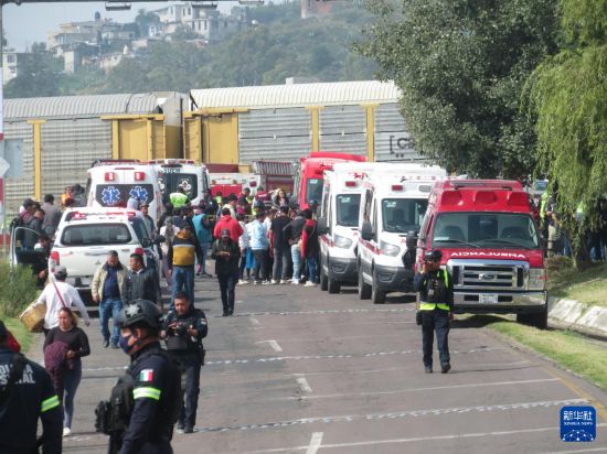 9月8日，救援人員在墨西哥中部墨西哥州的阿特拉科穆爾科火車與大客車相撞事故現(xiàn)場進行處置。新華社發(fā)（豪爾赫·阿爾瓦拉多攝）