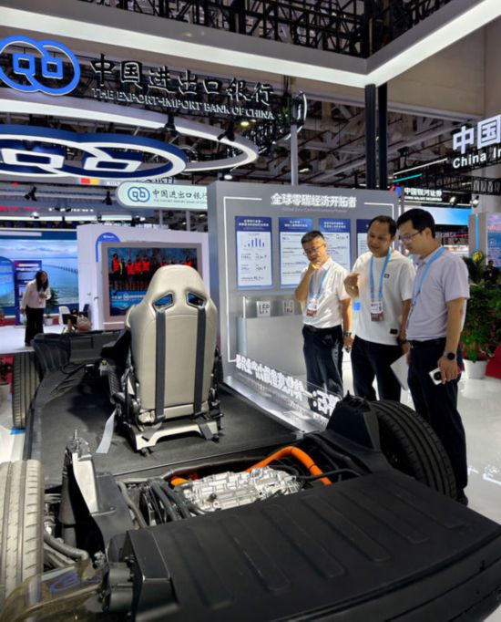 2025年9月8日，客商在第二十五屆投洽會寧德時代展館參觀。新華社記者 魏培全 攝