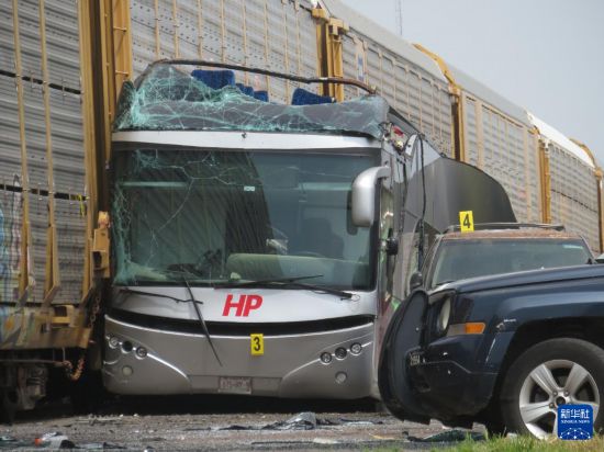 這是9月8日在墨西哥中部墨西哥州的阿特拉科穆爾科拍攝的火車與大客車相撞事故現(xiàn)場。新華社發(fā)（豪爾赫·阿爾瓦拉多攝）