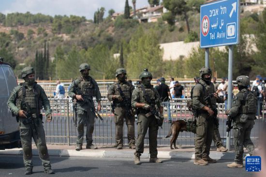 　9月8日，安全人員在耶路撒冷槍擊事件現場工作。新華社記者 陳君清 攝