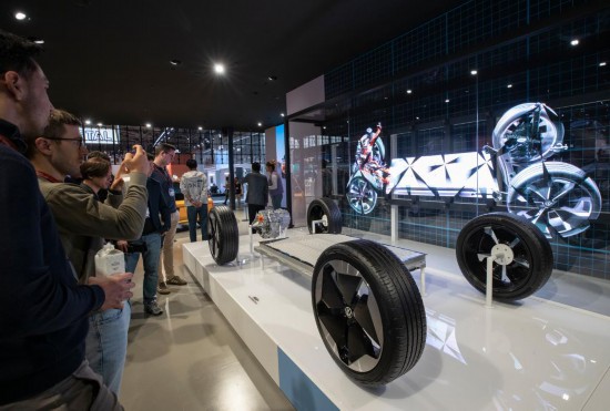 　　9月9日，人們在德國慕尼黑國際車展的大眾集團(tuán)展臺參觀。新華社記者 張帆 攝