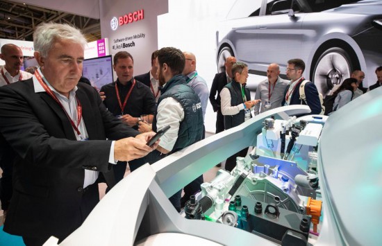 　　9月9日，一名男子在德國慕尼黑國際車展的博世展臺參觀拍照。新華社記者 張帆 攝