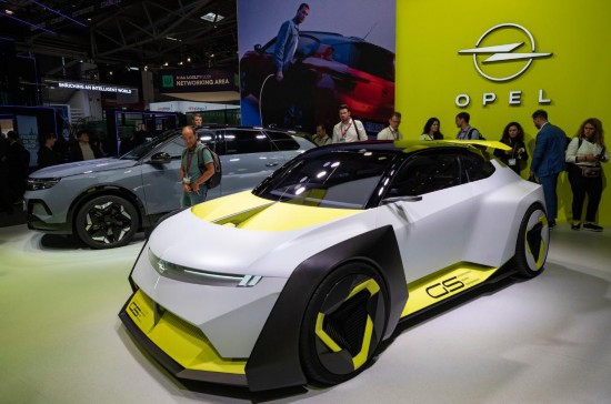 　　9月9日，人們在德國慕尼黑國際車展的歐寶汽車展臺參觀概念車。新華社記者 張帆 攝