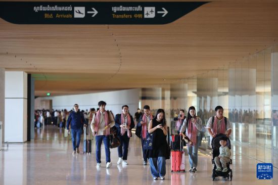 　　9月9日，在柬埔寨干丹省，首批乘客抵達(dá)德崇國際機(jī)場。新華社發(fā)（索萬納拉攝）