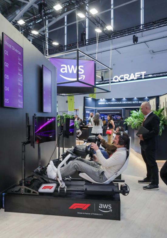 　　9月9日，人們在德國慕尼黑國際車展上體驗產(chǎn)品。新華社記者 張帆 攝