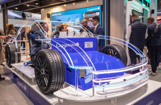 　　9月9日，人們在德國慕尼黑國際車展上體驗產(chǎn)品。新華社記者 張帆 攝