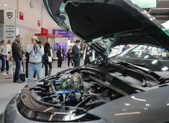 　　9月9日，一名男子在德國慕尼黑國際車展上拍攝展品。新華社記者 張帆 攝