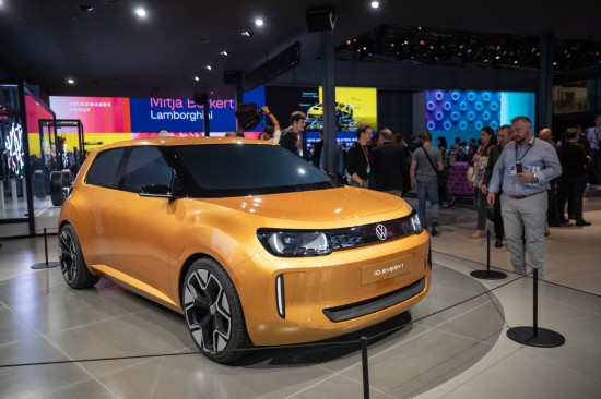 　　9月9日，人們在德國慕尼黑國際車展的大眾集團(tuán)展臺參觀概念車。新華社記者 張帆 攝