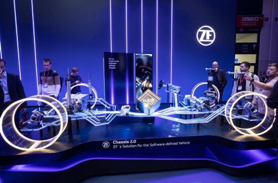 　　9月9日，人們在德國慕尼黑國際車展的采埃孚展臺參觀。新華社記者 張帆 攝