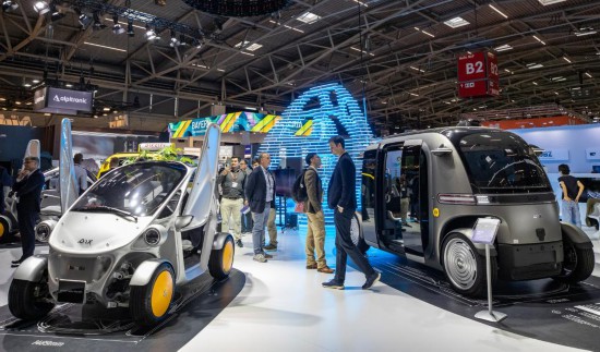 　　9月9日，人們在德國慕尼黑國際車展上參觀。新華社記者 張帆 攝