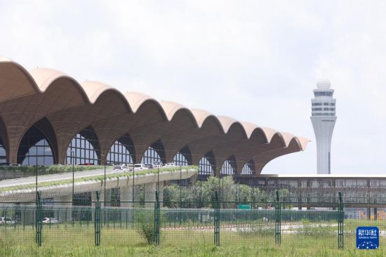 　　這是9月9日在柬埔寨干丹省拍攝的德崇國際機(jī)場候機(jī)樓。新華社發(fā)（索萬納拉攝）