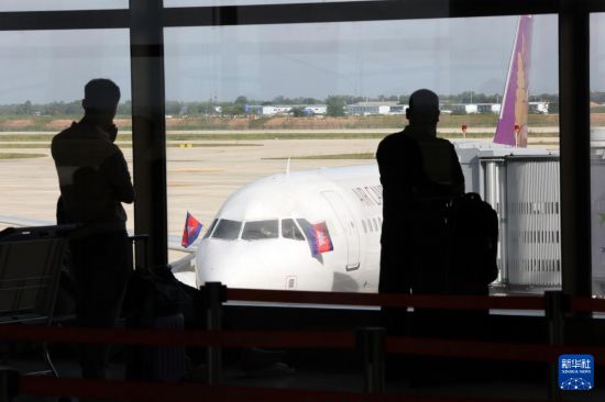 　　9月9日，在柬埔寨干丹省，乘客在德崇國際機(jī)場的候機(jī)樓內(nèi)觀看客機(jī)?？俊Ｐ氯A社發(fā)（索萬納拉攝）