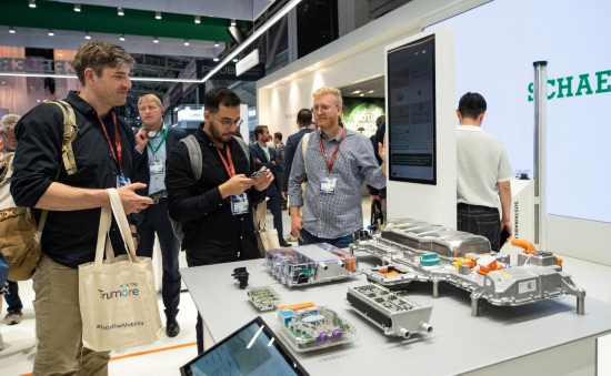 　　9月9日，人們在德國慕尼黑國際車展上參觀。新華社記者 張帆 攝