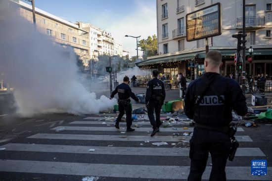 　　9月10日，在法國巴黎街頭，警察阻止示威者用垃圾桶封鎖街道。新華社發(fā)（奧雷利安·莫里薩爾攝）