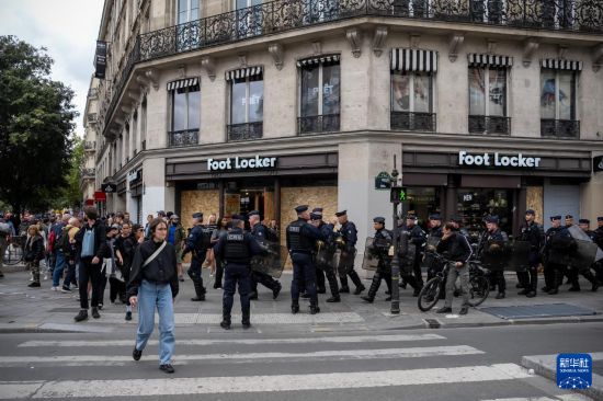 　　9月10日，警察在法國巴黎夏特萊廣場附近的游行示威現(xiàn)場警戒。新華社發(fā)（奧雷利安·莫里薩爾攝）