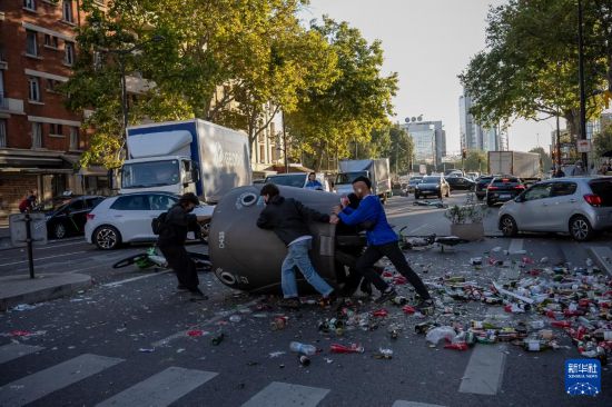 　　9月10日，在法國巴黎街頭，示威者用垃圾桶封鎖道路。新華社發(fā)（奧雷利安·莫里薩爾攝）