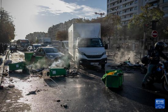 　　9月10日，在法國巴黎街頭，示威者用垃圾桶封鎖道路。新華社發(fā)（奧雷利安·莫里薩爾攝）