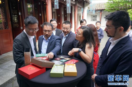 圖為開幕式當天，嘉賓觀看蘇州園林文創(chuàng)藝術(shù)品。萬斌 攝