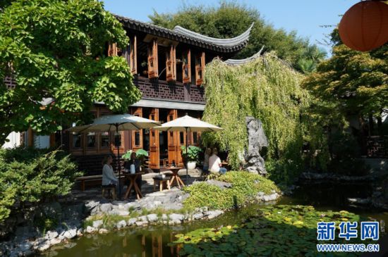 圖為蘭蘇園內(nèi)的中式“云水”茶樓。萬(wàn)斌 攝