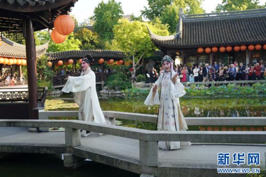 圖為蘭蘇園建園25周年慶典上的昆曲表演。萬(wàn)斌 攝