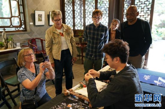 圖為蘭蘇園建園25周年慶典上的蘇繡表演。萬(wàn)斌 攝